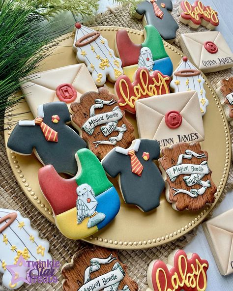 ✨ A magical bundle is on the way! ✨ . How cute are these Harry Potter themed baby shower cookies! . . . #harrypottercookies #harrypotter #harrypotterbabyshower #amagicalbundleisontheway #twinklestartreats #cookiesforoccasion #cookiedecorating #decoratedcookies #royalicing #royalicingcookies #edibleart #cookieart #cookiedecorator #cookier #decoratedsugarcookies #instacookies #sugarcookies #sugarcookiesofinstagram #cookies #houstontx #houstoncookies #cypresstx #cypresscookies #customcookies #c... Harry Potter Cookies Decorated, Harry Potter Baby Shower Cookies, Harry Potter Baby Shower Ideas, Harry Potter Themed Baby Shower, Harry Potter Cookies, Harry Potter Treats, 2 Pretty, Harry Potter Baby Shower, Harry Potter Baby