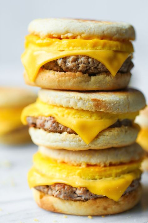 breakfast sandwiches Breakfast Sandwich Sausage, Sandwich Buffet, Resep Makanan Beku, Menu Sarapan Sehat, Egg And Cheese Sandwich, Breakfast Sandwich Recipes, Freezer Breakfast Sandwiches, Cheese Breakfast, Egg And Cheese