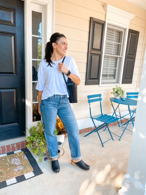 Casual style. Weekend outfit. Simple outifts. Backpack. Clogs. White tee. Boyfriend jeans. Gold jewelry Black Clogs Outfit, Clogs Outfit, Outfit Simple, Friday Outfit, Black Clogs, Teacher Outfit, Teacher Outfits, Loose Jeans, Weekend Outfit