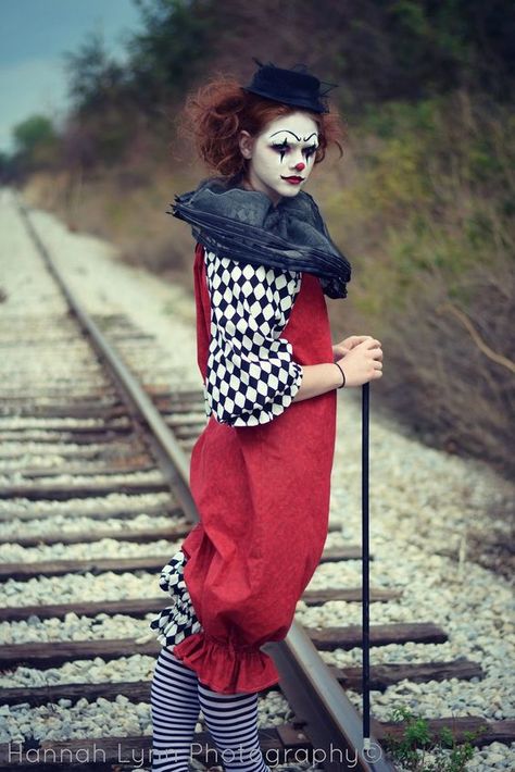 Clown Motel, Circus Ideas, Clown Aesthetic, Teenage Halloween Costumes, Hippie Costume Halloween, Creepy Halloween Costumes, Pierrot Clown, Creepy Carnival, Preppy Tops