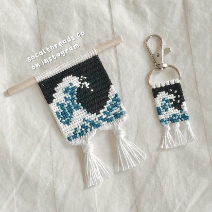 Loom Keychain Patterns, Bracelet Patterns Keychain, Alpha Bracelet Keychain, How To Make Alpha Bracelets, String Keychain Patterns, Cool Alpha Patterns, Alpha Patterns Tutorial, Friendship Bracelet Patterns Alpha, Alpha Bracelet Tutorial