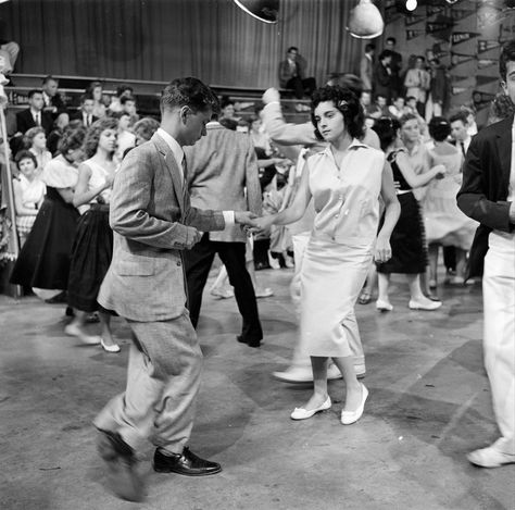 Tony Porrini and Arlene Sullivan - American Bandstand American Bandstand, Jitterbug, Sock Hop, Lindy Hop, Swing Dancing, Classic Television, Slow Dance, Dance Steps, Philadelphia Pennsylvania