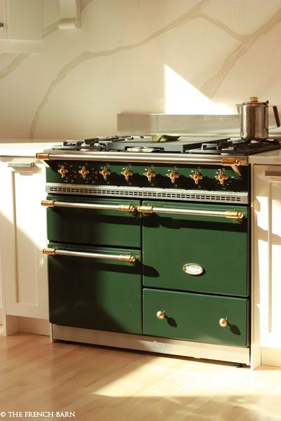 Dark Green stove in kitchen filled with light Green Kitchen Appliances, Green Appliances, Vintage Oven, Dark Green Kitchen, Vintage Stoves, Kitchen Stove, Interior Modern, Green Kitchen, Dream House Decor