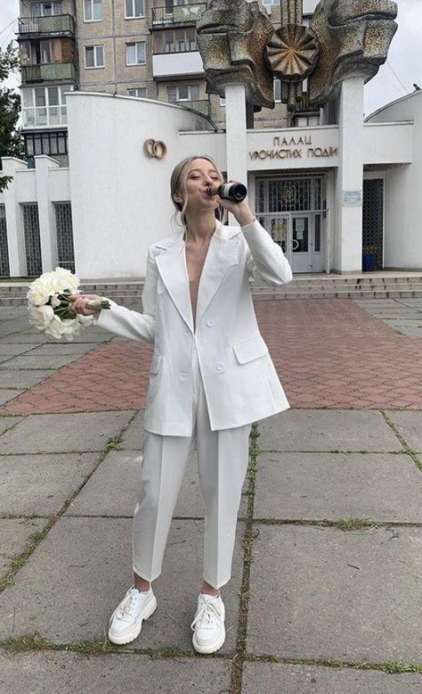 Wedding Suit For Women Brides, All White Pants Suit For Women, White Bride Suit, Civil Marriage Outfit Bride, Fall Bride Outfit, Civil Wedding At Home, Civil Wedding Suit Brides, White Wedding Outfits For Women, Outfit Casamiento Civil