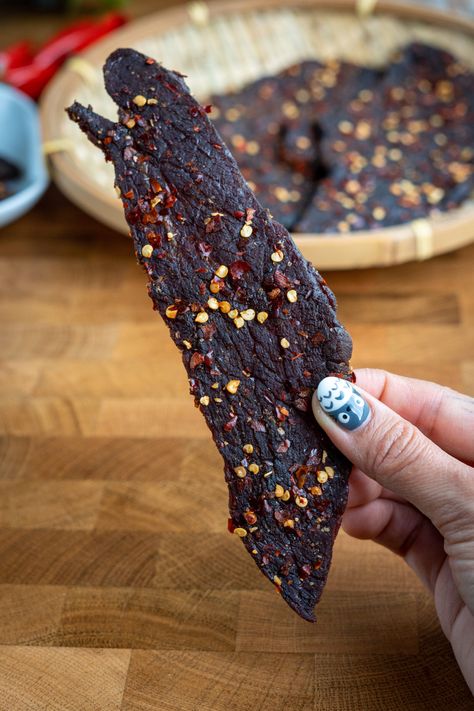 The BEST Sweet & Spicy Beef Jerky Peppered Beef Jerky Recipe, Beef Jerky Recipe Dehydrator, Beef Jerky Marinade, Homemade Beef Jerky Recipe, Jerky Recipes Dehydrator, Deer Jerky Recipe, Jerkey Recipes, Jerky Marinade, Making Beef Jerky