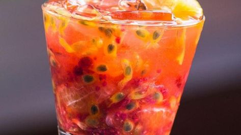 Receita de Caipirinha de tangerina com jabuticaba, manjericão e picolé de tangerina - Comida e Receitas Frozen Mixed Drinks, Alcohol Fruit, Sweet Cocktails, Juice Drinks, Alcohol Drink Recipes, Drinks Alcohol Recipes, Alcohol Recipes, Bar Drinks, Refreshing Drinks