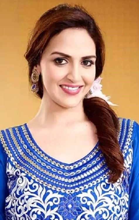 Esha Deol Esha Deol, Hema Malini, Koi, Crochet Necklace, Statement Necklace, Actresses, Actors