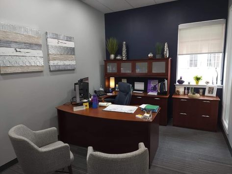 Hr Office Decor Ideas Professional, Law Office Organization, Tax Office Decor Ideas, Male Office Decor Professional, Corporate Office Decor Professional, Warm Office Decor, Finance Office Decor, Small Conference Room Design, Coding Office