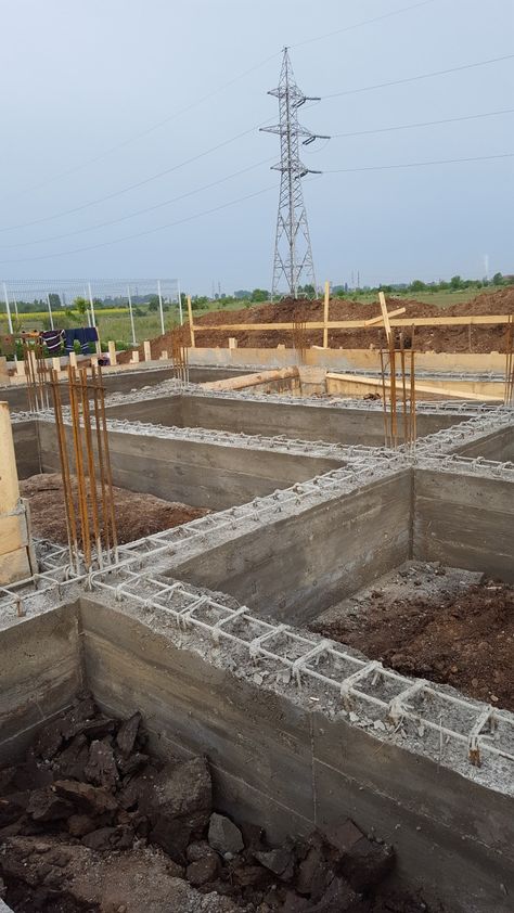 Construction Garage, Foundation Engineering, Home Maintenance Tips, Concrete Foundation, Garage Construction, Church Building Design, Steel Building Homes, Compound Wall Design, Architecture Foundation