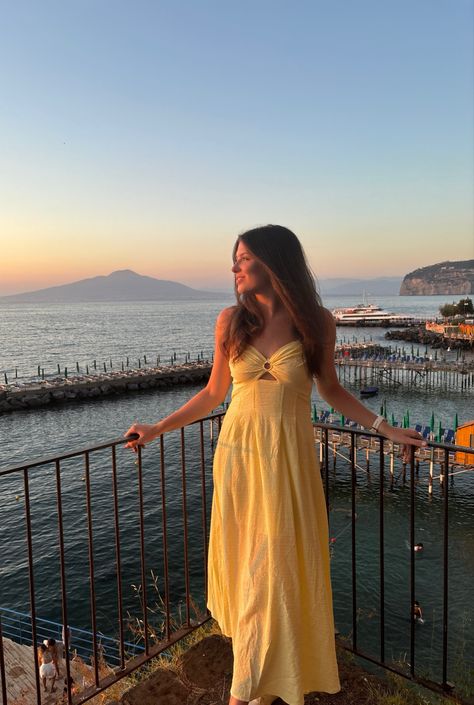 sunset dinner on the amalfi coast, sorrento italy Amalfi Outfits, Positano Outfits, Italy Aesthetic Outfit, Almafi Coast Italy, Amalfi Coast Outfits, Italian Birthday, Trip Fits, European Girl, Coast Outfit