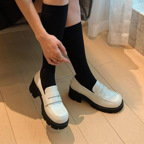 Fanmeeting Outfit, White Chunky Loafers, Chunky Loafers Women, Shoes For Dresses, Loafers 2023, Law Fashion, White Loafers, Thick Heel Shoes, Block Heel Loafers