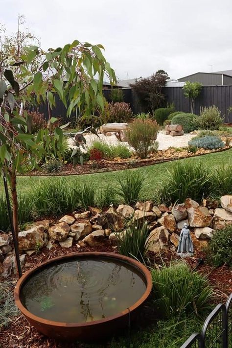 Native Australian Garden Landscapes, Front Yard Landscaping Australian Modern, Simple Front Yard Landscaping Australian, Australian Backyard Ideas, Garden Beds Backyard, Garden Bed Backyard, Organic Landscape Design, House Front Garden, Front Garden Design Ideas