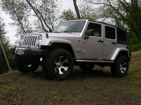 emmett's jeep in twilight Twilight Visualization, Edythe Cullen, Twilight Shifting, Swan Core, Cullen Aesthetic, Rosalie Cullen, Emmett Cullen, Shifting Visuals, Twilight Dr