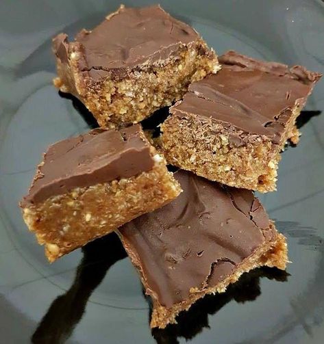 Read our delicious recipe for Healthy Chocolate Weetbix Slice, a recipe from The Healthy Mummy, which is a safe way to lose weight after having a baby. #healthycookingideas Healthy Slices, Chocolate Weetbix Slice, Weetbix Slice, Healthy Mummy Recipes, Peanut Butter Oat Bars, Baking Biscuits, Vanilla Slice, Mummy Recipes, Healthy Mummy