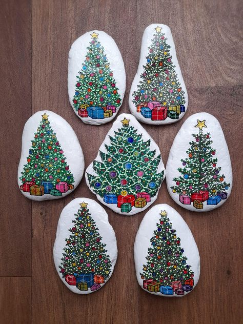 Christmas Tree Rock Painting, Rock Christmas Ornaments, Tree Rock Painting, Diy Paintings, Christmas Rock, Painting Designs, Rock Painting Designs, Stone Rocks, Art Paint