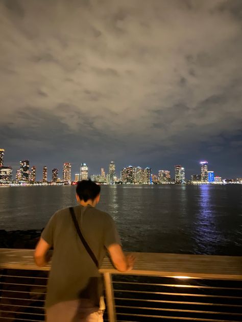 Guy Back View Aesthetic, Insta Photo Ideas For Guys, City Guys Aesthetic, City Guy Aesthetic, Nyc Boy Aesthetic, New York Boy Aesthetic, Nyc Guys Aesthetic, City Boy Aesthetic, New York Instagram Pictures