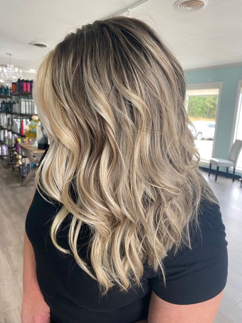 Dark Roots With Blonde Ends, Blonde Around The Face, Ashy Blonde, Blonde With Dark Roots, Fall Blonde, Dark Roots Blonde Hair, Dark Roots, Roots Hair, Blonde Ombre