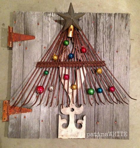 Rake head tree Rusty Tools, Alternative Christmas, Alternative Christmas Tree, Christmas Decorations Rustic, Primitive Christmas, Noel Christmas, Scrap Wood, Country Christmas, Xmas Crafts