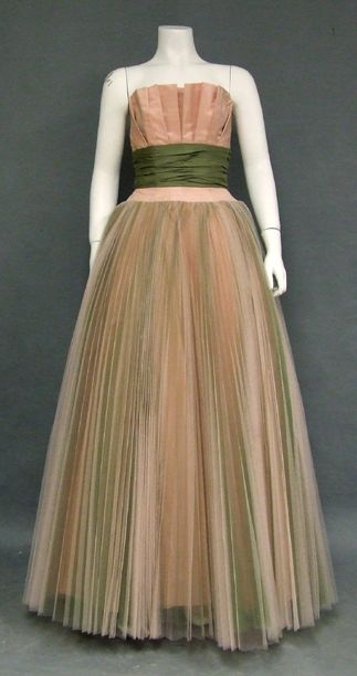 Dress  1950s Pink And Green Fashion, 1950s Ball Gown, Vintage Formal Wear, Fashion 1950, Vintage Evening Gowns, Dress Couture, Green Tulle, Vintage Prom, Fashion 1950s