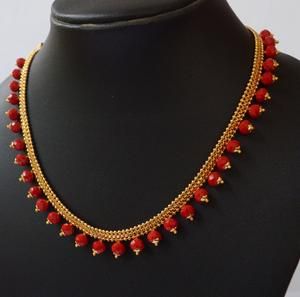 Simple Coral Necklace Indian Gold, Red Beaded Necklace, Coral Jewelry Set, Red Beaded Necklaces, Women's Necklace, Gold Jewelry Simple Necklace, Pearl Necklace Designs, Beaded Necklace Designs, Gold Necklace Indian Bridal Jewelry