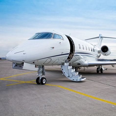 Jets Privés De Luxe, Lear Jet, Jet Aviation, Personal Jet, Pilot Career, Jet Privé, Luxury Jets, Plane Flight, Private Aircraft