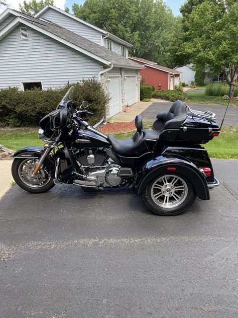 2015 Harley-Davidson® FLHTCUTG Tri Glide® Ultra for Sale in Apple Valley, MN (Item 1291584) Harley Motorcycle, Custom Trikes, Harley Davidson Motorcycle, Motorcycles For Sale, Motorcycle Harley, Custom Vans, Harley Davidson, Motorcycles, Cars