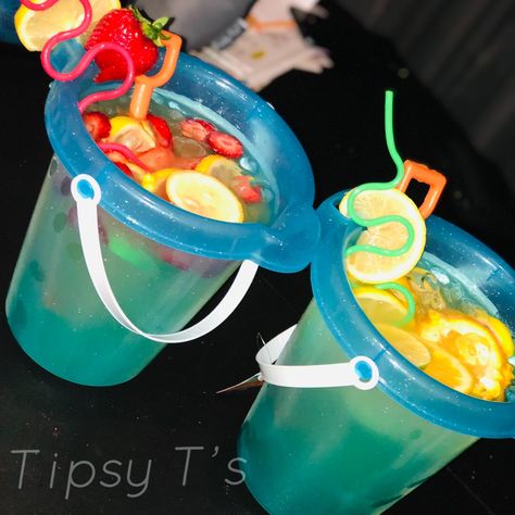 Quench your thirst all through the summer. Virgin Drinks, Candy Drinks, Cafe Food, Buckets, Food Cravings, Pool Party, Sweet 16, Yummy Food, Cafe