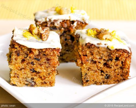 Moist Apple Carrot Cake Recipe Apple Cake Recipe Uk, Apple Cake Recipe Easy, Cake Recipes Uk, Carrot Cake Bars, Moist Carrot Cakes, Walnut Cake, Apple Cake Recipes, Carrot Cake Recipe, Carrot Recipes