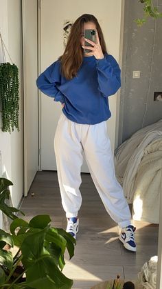 Off White Joggers Outfit, Outfits Color Azul, Blue Joggers Outfit, Celebrity Casual Outfits, Classy Winter Outfits, Fashion Top Outfits, Trendy Fashion Tops, Casual Day Outfits, Quick Outfits