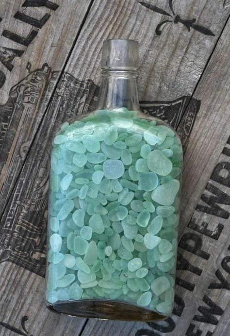 Deco Marine, Art Pierre, Deco Nature, Beachy Decor, Sea Glass Crafts, Old Bottles, Beach Crafts, Beach Living, Sea Glass Art