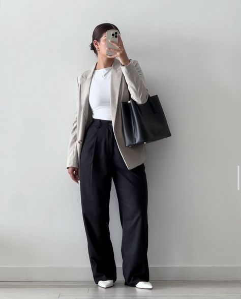 Dark Gray Slacks Outfit Women, Corporate Fashion Office Chic Work Outfits Professional Women Classy, Work Outfits Black Pants, Uniqlo Outfit Ideas, Corporate Fashion Office Chic, Business Formal Outfit, Uniqlo Outfit, Smart Casual Work Outfit Women, Interview Attire