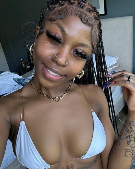 Smiley Piercing On Black Women, Two Nose Piercings, Ashley Piercing, Face Tats, Double Nose Piercing, Face Tattoos For Women, Cute Nose Piercings, Gap Teeth, Smiley Piercing