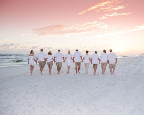 Large Family Photo Shoot Ideas Beach Group Poses, Large Family Beach Photos, Large Family Photography, Large Family Poses, Children Photography Poses, Large Family Photos, Family Beach Portraits, Outdoor Family Photography, Sibling Photography