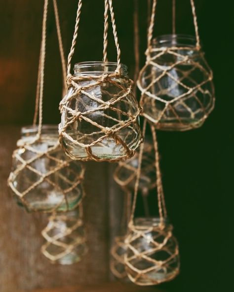 diy glass jar lanterns - pop a few candles in there and hang them from a tree in the garden!! :D Twine Lanterns, Baby Food Jar Crafts, Makramee Diy, Baby Food Jars, Garden Lanterns, Photo Charms, Hanging Macrame, Macrame Ideas, Jam Jar