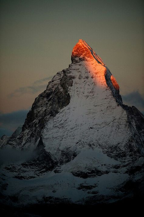 Pin : @morganreidy Orange Mountains, Mountain Night, Matterhorn Switzerland, Landscape Reference, Mountain Landscape Photography, Have Inspiration, Mountain Photography, Into The Wild, Paracord Bracelet