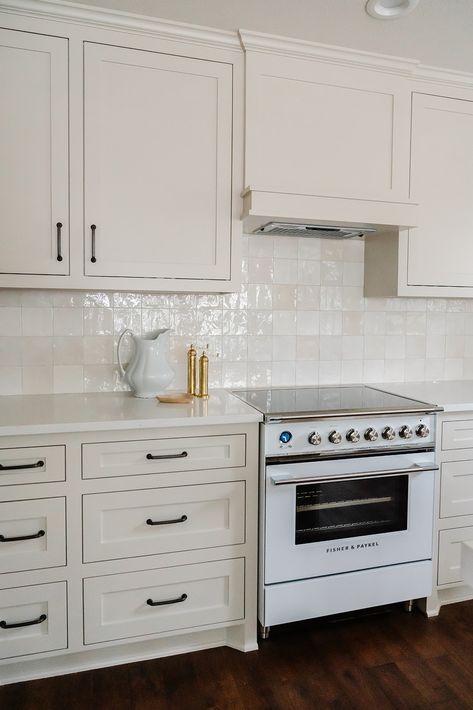 Light Kitchen Backsplash Ideas, Kitchen Backsplash Zellige, White Zellige Tile Kitchen, Cloe Backsplash Kitchen, Zellige Backsplash Kitchen, Square Tile Backsplash Kitchen, Zellige Kitchen Backsplash, Zellige Tile Kitchen Backsplash, Zellige Tile Kitchen