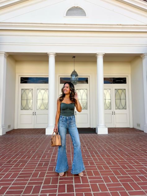 Annie Mai Thai of Stylish Petite styles the most flattering flare jeans for petite gals with a ruched bodysuit for the perfect weekend outfit. Flared Jeans Outfit Summer, Outfit For Short Women, Jeans For Petite, Ruched Bodysuit, Flare Jeans Outfit, Mai Thai, Stylish Petite, Outfits Dressy, Jeans Outfit Summer