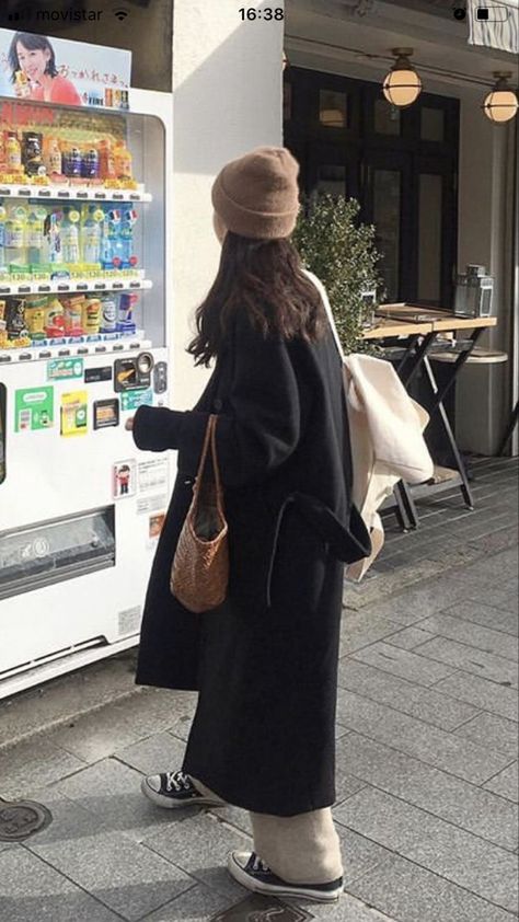 Cold Weather Outfits Korean Style, Seoul Outfits, Japanese Winter Fashion, Winter Outfits Street Style, Korean Winter Outfits, Korean Winter, Korean Fashion Winter, Japan Outfit, Simple Sweaters