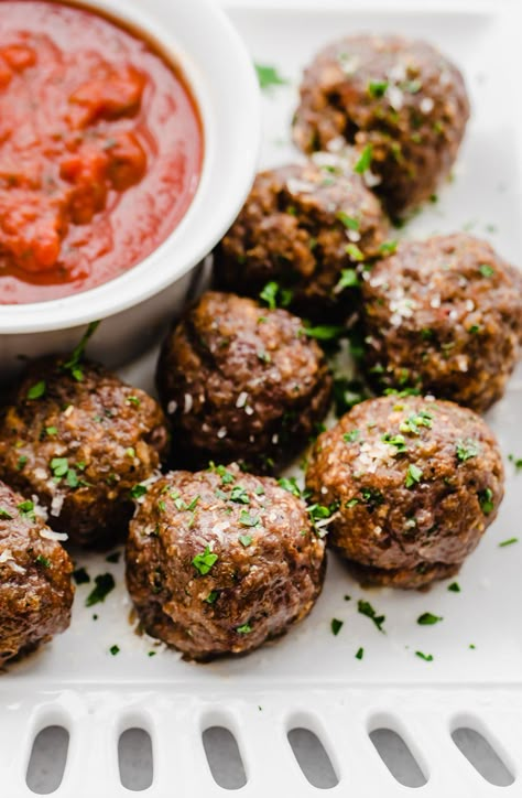 Look no further for a delicious baked meatball recipe. Our Baked Italian Meatballs are a 30 minute meal staple in our house! The ingredients are simple but they are still packed with flavor. They make a great freezer meal because you can easily double the batch to freeze meatballs for later! #bakedmeatball #meatballrecipe #meatballs #italianmeatballs #freezermeal Freeze Meatballs, Meatballs Freezer, Freezer Meatballs, Baked Italian Meatballs, Vegetarian Freezer Meals, Baked Penne Pasta, Baked Meatball Recipe, Spinach Lasagna Rolls, Gourmet Chicken