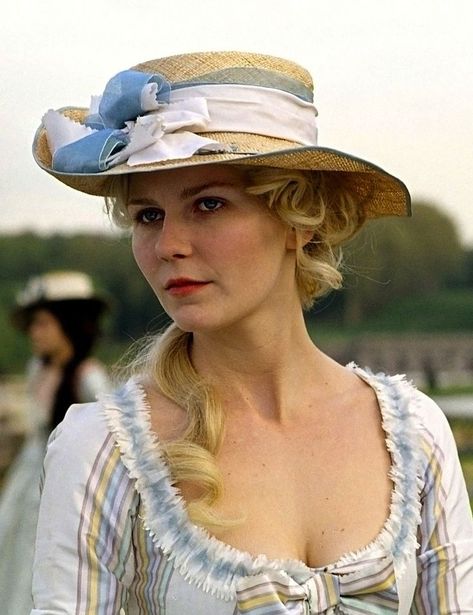 Kirsten Dunst Marie Antoinette, Marie Antoinette Aesthetic, Marie Antoinette Movie, Sofia Coppola Movies, French Dresses, Marie Antoinette 2006, Empress Of China, Sofia Coppola, Kirsten Dunst