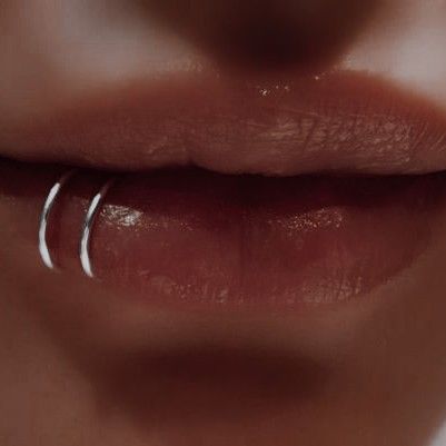 Lip Piercing Girl, Lip Piercing Women, Piercings Boca, Piercing Boca, Fake Lips, Masc Fashion, Face Piercings, Cool Piercings, Edgy Jewelry