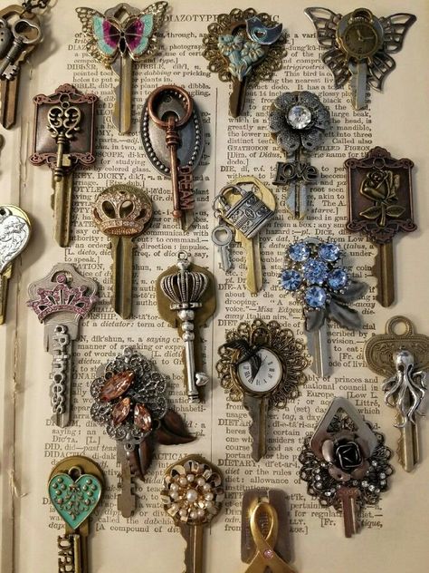 Art With Old Keys, Old Keys Crafts Diy, Key Jewelry Diy, Old Key Crafts, Key Crafts, Old Jewelry Crafts, Key Ideas, Vintage Jewelry Ideas, Key Art