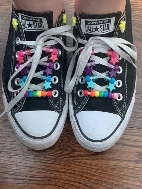 LGBTQ+ Shoe Lace Bead Ideas, Converse Decorated, Custom Converse Ideas, Decorated Converse, Converse Art, Diy Converse, Doodle Shoes, Converse Ideas, Converse Design