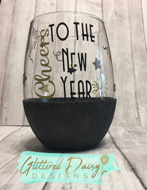 New Years Wine Glasses, Peek A Boo Wine Glass Ideas, Cricut Wine Glasses, Etching Projects, Glitter Wine Glasses Diy, Cricut Cups, Glass Etching Projects, Cricut Gifts, Etching Ideas