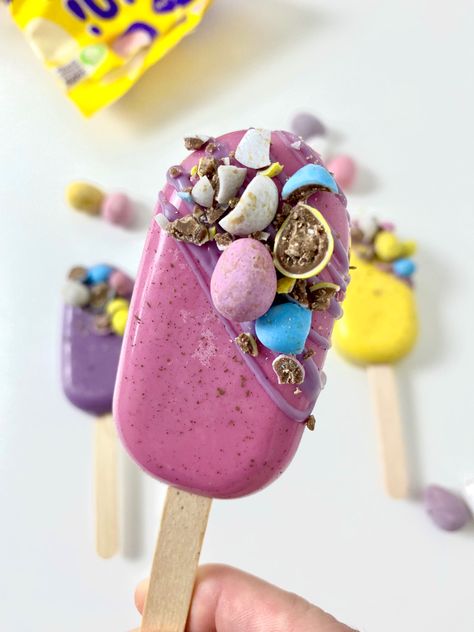 Easter Cake Sicles, Easter Cakecicle, Easter Cakesicles, Pastel Cakesicles, Cakesicles Pastel, Chocolate Dipped Oreos Easter, Cadbury Recipes, Easter Candy Recipes, Easter Sweet Treats