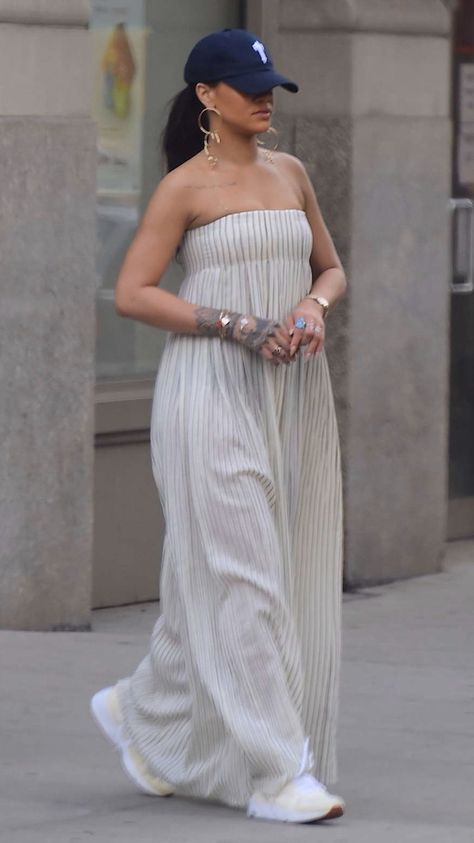 Looks Rihanna, Mode Rihanna, Smocked Maxi Dress, Outfit Streetwear, Denim On Denim, Rihanna Style, Effortlessly Chic Outfits, Streetwear Aesthetic, Outfit Look