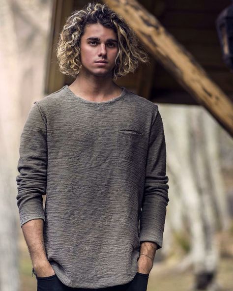 Jay Alvarez, Hair Cuts Men, Jay Alvarrez, Men's Curly Hairstyles, Blonde Hair Inspiration, Boy Poses, Long Wavy Hair, Long Hair Cuts, Curly Hairstyles