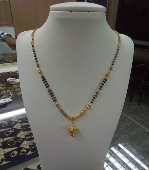 Mangalsutra Bracelet, Gold Jewels Design, Black Beads Mangalsutra Design, Diamond Mangalsutra, Dar Es Salaam, Gold Jewelry Simple Necklace, Beautiful Gold Necklaces, Gold Mangalsutra Designs, Gold Bridal Jewellery Sets