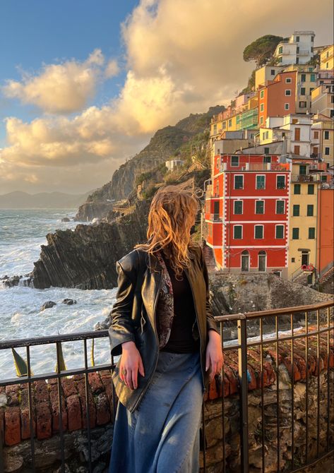 Italy Travel Aesthetic Outfits, Tuscany Outfits Winter, Italy Photoshoot Aesthetic, Cinque Terre Instagram Pictures, Sorrento Picture Ideas, Italy Aesthetic Outfit Fall, Sicily Winter Outfit, Cinque Terre Winter, Photoshoot Ideas Italy