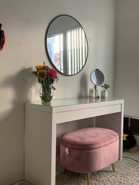 Simple Vanity Ideas Bedroom, Small Vanity Table, Stylish Room Decor, Table Makeup, Girly Room Decor, White Room Decor, Redecorate Bedroom, Random Ideas, Minimalist Room